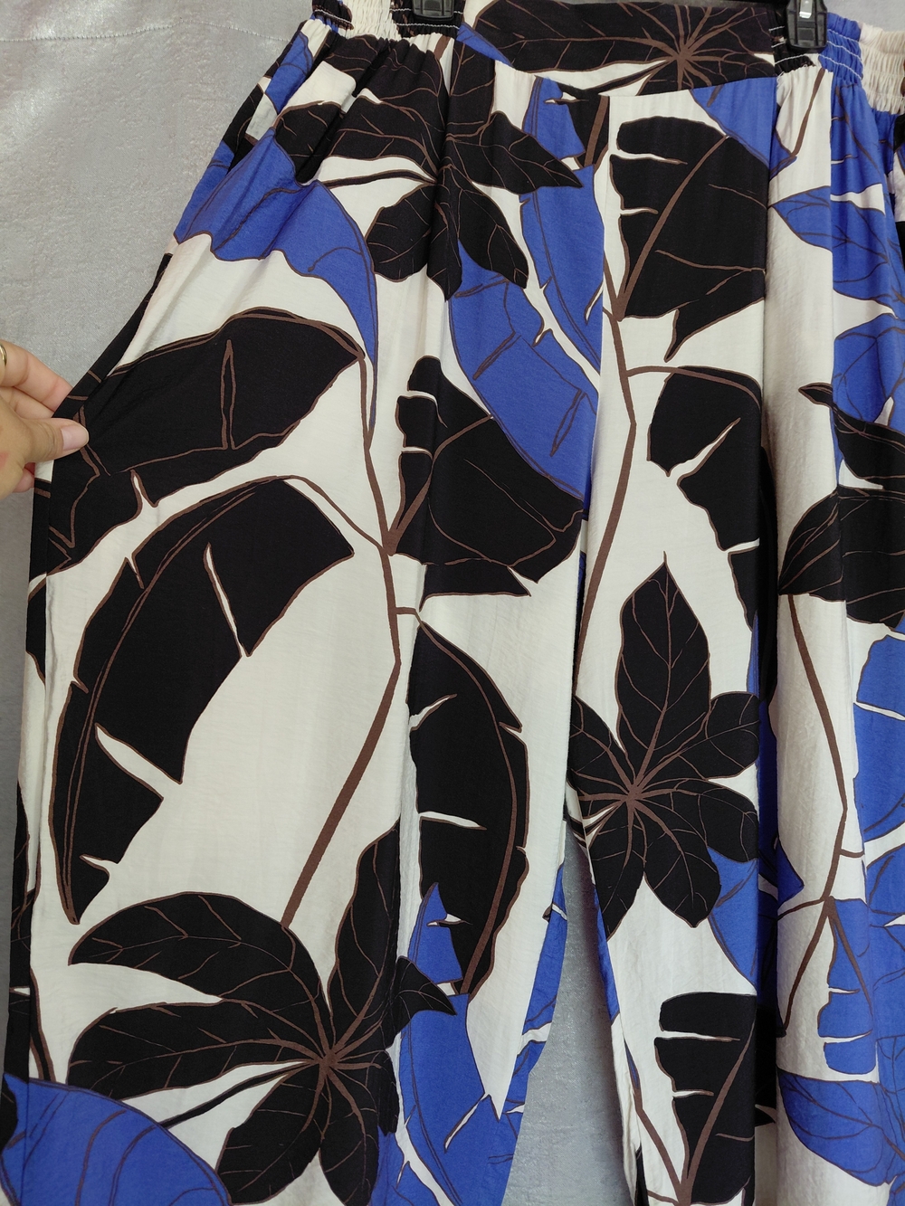 Sofia By Sofia Vergara Wide-Leg Floral Print Pants in Blue & Cream Tropical Pant - Picture 4 of 15